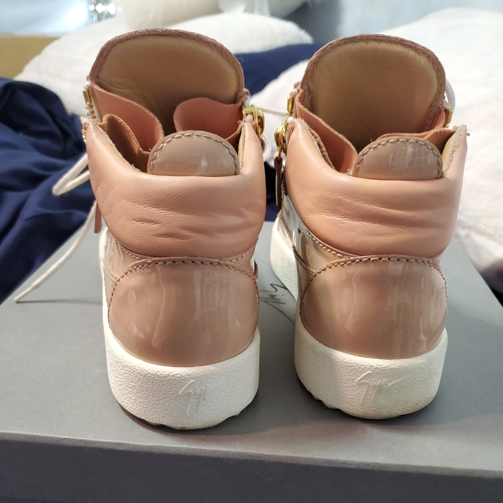 Authentic sneaker
